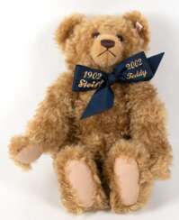 &quot;Jubiläums-Teddybär- 100 Jahre Steiff&quot;, blondes, gelocktes Mohair, mit Stimme, vergoldeter Knopf im Ohr, unbespielt, 44 cm, mit Zertifikat Nr. 8587, im Originalkarton