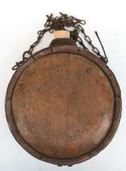 Feldflasche, rund, 19. Jh., Holz mit Metallbeschlägen, dat. 9.2.(1869), Ritzdekor, Gebrauchspuren, Dm. 21 cm