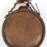 Feldflasche, rund, 19. Jh., Holz mit Metallbeschlägen, dat. 9.2.(1869), Ritzdekor, Gebrauchspuren, Dm. 21 cm - photo 1