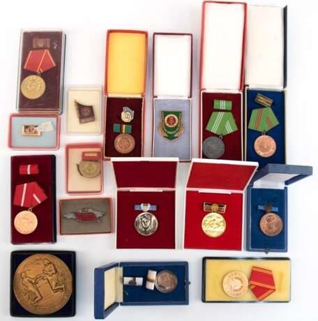 Konvolut von ca. 33 DDR -Orden und Auszeichnungen, überwiegend im Etui - Foto 1