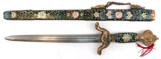 Cloisonné-Schwert, China, Scheide und Griff Messing farbig emailliert mit Blumen- und Ornamentdekor (einige kleine Fehlstellen), zweischneidige Stahlklinge, Ges.-L. 72 cm - Foto 1