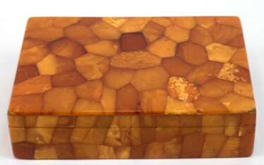 Bernstein-Schatulle, wohl Fischland, Holz vollflächig mit honigfarbenem Bernstein belegt, Rand min. best., 4,2x15,7x10,8 cm