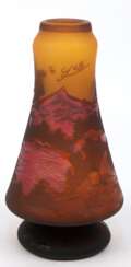 Vase, Tip Gallé, bernsteinfarbenes Glas rot/braun überfangen, umlaufend mit geschnittener Landschaftsdarstellung, auf Rundfuß, H. 21 cm