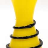 Jugendstil-Vase, Loetz, Michael Powolny, Tangoglas, gelber Innenfang mit aufgelegter schwarzer Glasspirale, H. 17,5 cm - Foto 1