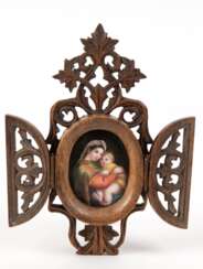 Heiligenbild &quot;Madonna mit Kind&quot;, 19. Jh., Öl/Porzellan, nach Raffael, im geschnitzten, durchbrochenem Holzrstellrahmen mit Klappflügeln, ges. 12,5x5,5 cm