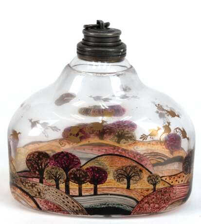 Flasche mit Zinn-Verschluß, Mitte 20. Jh., im Querschnitt ovaler Korpus mit umlaufender Landschaft in Emailmalerei und Golddekor, H. 17 cm - Foto 1