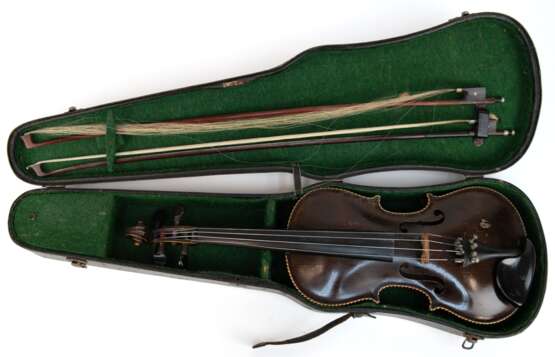 Violine im Kasten, um 1900, mit 2 Bögen, Jacobus Stainer in Absam, prope Oenipontum 1721, Violinen-L. 60 cm, starke Gebrauchspuren - фото 1