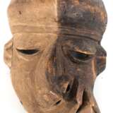 Afrikanische Maske, Holz geschnitzt, z.T. farbig gefaßt, seitl. am Ohr repariert, 9,5x27x18 cm - photo 1