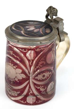 Biedermeier-Glaskrug mit Zinn-Montierung, rot überfangen, mit geschliffenem Floraldekor, Deckel mit Zinn-Rand und durchbrochenem Daumendrücker, H. 15,5 cm - фото 1