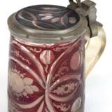 Biedermeier-Glaskrug mit Zinn-Montierung, rot überfangen, mit geschliffenem Floraldekor, Deckel mit Zinn-Rand und durchbrochenem Daumendrücker, H. 15,5 cm - фото 1