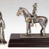 2 Zinnfiguren "Napoleon Pferde" auf Sockel und "Biedermeierdame" nach Spitzweg, H. 10 cm und 8,5 cm - photo 1