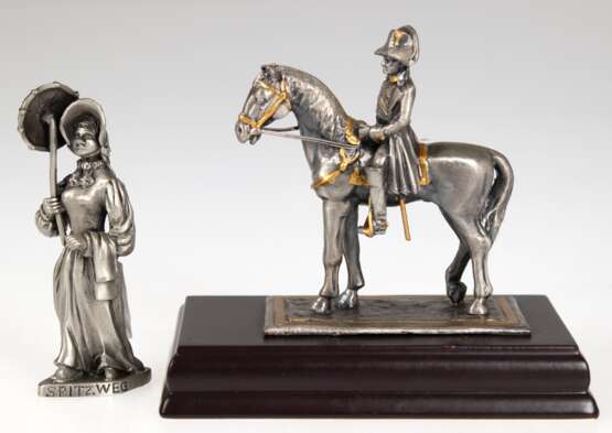2 Zinnfiguren "Napoleon Pferde" auf Sockel und "Biedermeierdame" nach Spitzweg, H. 10 cm und 8,5 cm - Foto 1