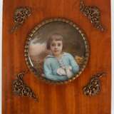 Rahmen mit Mädchen-Porträt, um 1900, Birke mit Metall-Applikationen (2x def.), 14,2x12,5 cm - Foto 1