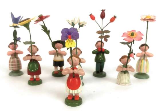 8 Blumenkinder, Weha-Kunst, Erzgebirge, Holz und Kunststoff, polychrom bemalt, 1 runder Sockel fehlt, H. 9 cm - 12 cm - photo 1