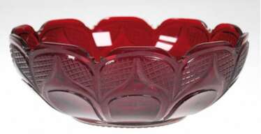 Biedermeier-Schale, Rubinglas mit feinem Schliffdekor, minim. Bestoßungen, H. 9 cm, Dm. 23,5 cm