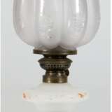 Petroleum-Lampe, opakes Glas mit Floralbemalung, Glaszylinder und Mattglasschirm, H. 50 cm - photo 1