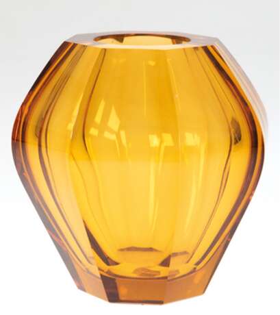 Art-Deco-Vase, Moser Karlsbad, sign., dickwandiges, bernsteinfarbenes Glas, facettierter, gebauchter Korpus auf sechseckigem Stand, H. 13 cm - photo 1