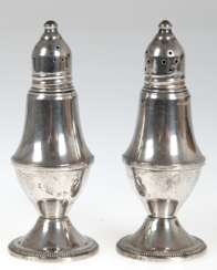 Paar Salz- und Pfefferstreuer, Sterlingsilber, ca. 194,5 g, Weighted, mit originalen Glaseinsätzen, sehr guter, gebrauchter Zustand, Höhe ca. 11,5 cm