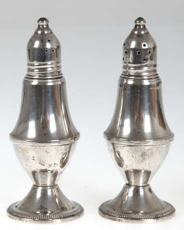 Paar Salz- und Pfefferstreuer, Sterlingsilber, ca. 194,5 g, Weighted, mit originalen Glaseinsätzen, sehr guter, gebrauchter Zustand, Höhe ca. 11,5 cm - photo 1