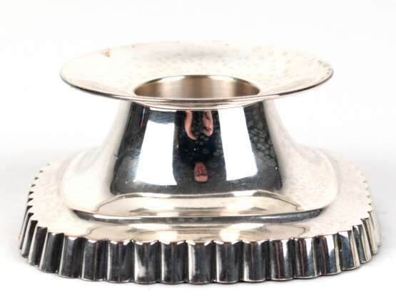Kerzenhalter, 835er Silber, Wilkens, beschwerter quadratischer Fuß mit Rillendekor in Tülle übergehend, 4x8,5x8,5 cm - photo 1
