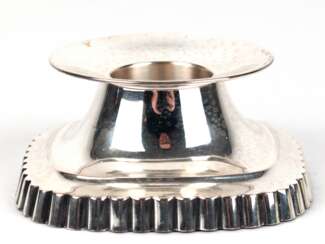Kerzenhalter, 835er Silber, Wilkens, beschwerter quadratischer Fuß mit Rillendekor in Tülle übergehend, 4x8,5x8,5 cm