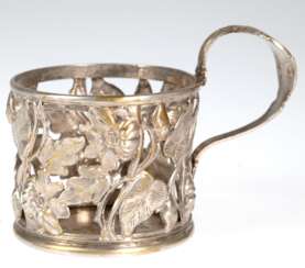 Jugendstil-Teeglashalter, Warschau um 1900, Metall versilbert, durchbrochene Wandung mit Floraldekor, hochgezogener Henkel, Ges.-H. 8,5 cm