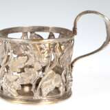 Jugendstil-Teeglashalter, Warschau um 1900, Metall versilbert, durchbrochene Wandung mit Floraldekor, hochgezogener Henkel, Ges.-H. 8,5 cm - photo 1