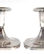 Silberwaren. Paar Kerzenhalter, Silber, Schweden 1965, signiert &quot;T. Eloh&quot;, Stand gefüllt, quadratischer Fuß und Tüllenrand, H. 8 cm