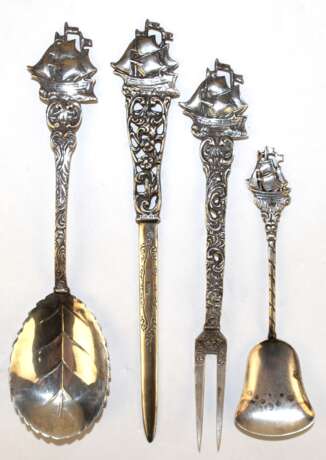 4 Silberteile, 800er Silber, Friesendekor mit Segelschiff als Griffende, dabei Brieföffner, Aufschnittgabel, Sahne- und Zuckerlöffel, ges. 68 g - photo 1