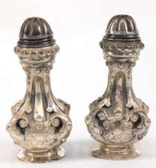 Paar Salzstreuer im Barockstil, 925er Silber, reich reliefierte vierpassige Form auf rundem Fuß, Gebrauchspuren, ges. 160 g, H. 11 cm