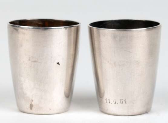 2 Schnapsbecher, 925er Sterlingsilber, glatte Wandung, ges. 46 g, H. 4,2 cm, Dm. 3,5 cm - Foto 1