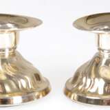 Paar Leuchter, 1-kerzig, 925er Silber, gefüllter Stand, geschweift gerippt, H. 4 cm - фото 1