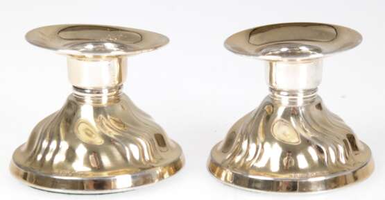 Paar Leuchter, 1-kerzig, 925er Silber, gefüllter Stand, geschweift gerippt, H. 4 cm - Foto 1