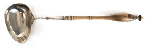 Schöpfkelle, Schweden, 1812, Silber, punziert, ca. 163 g, mit Monogramm, gedrechselter Holzgriff, min. gedellt, L. 42 cm - Foto 1