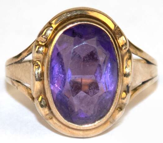 Ring, 333er GG, mit oval facettiertem Amethyst, ges. 2,37 g, RG 54 - Foto 1