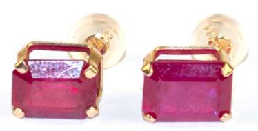 Paar Ohrstecker, 585er GG, Rubine, Maße ca. 7x5,5 mm, Silikonaufstecker mit Goldinlay