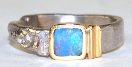 Ring, 750er GG -Ringkopf mit quadratischem Opal, 925er Ringschiene, ges. 6,7 g, RG 62 - photo 1