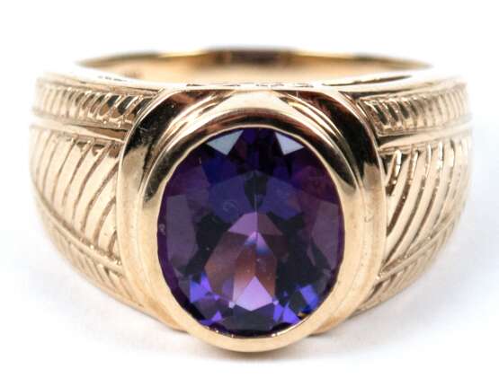 Ring, 375er GG, besetzt mit oval facettiertem Amethyst in Zargenfassung, ges. 8,6 g, RG 63 - Foto 1