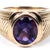 Ring, 375er GG, besetzt mit oval facettiertem Amethyst in Zargenfassung, ges. 8,6 g, RG 63 - photo 1