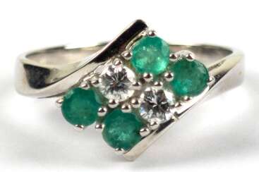 Ring, 585er WG, 3,9 g, 4 Smaragde ca. 0,60 ct., 2 Brillanten 0,24 ct., punziert, RG 56, Innendurchmesser 17,8 mm