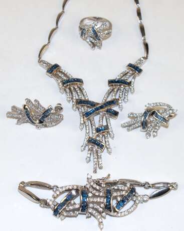 Schmuck-Set 4-teilig, dabei Collier von ca. 43-50 cm tragbar, Armband ca. 19 cm, Ohrringe und Ring, RG 53, Innendurchmesser 16,8 mm, 925er Silber rhodiniert, weiße und saphirfarbene Zirkonia, ca.77 g - photo 1