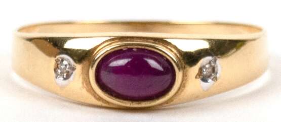 Ring, 750er GG, in der Schiene 1 ovaler Rubin-Cabochon flankiert von 2 kleinen Diamanten, ges. 1,8 g, RG 59 - photo 1