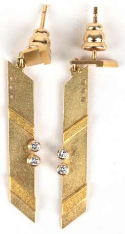Ohrhänger, 585er GG, moderne Form, besetzt mit 4 Brillanten von zus. ca. 0,08 ct., ges. 7,91 g, L. 5 cm - фото 1