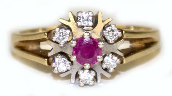 Ring, 585er WG, besetzt mit 6 Brillanten von zus. ca. 0,06 ct., die 1 rund facettierten Rubin umranden, ges. 4,27 g, RG 54,5 - photo 1