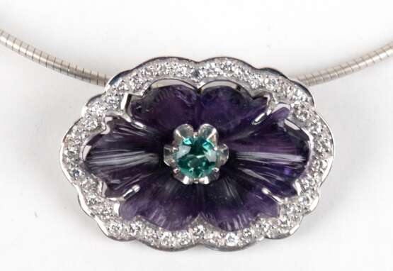 Anhänger an Kette, 585er WG, ausgefasst mit 1 Turmalin und 1 Amethyst-Schnitzerei in Blütenform von ca. 5,0 ct. und 40 Brillanten von zus. ca. 0,80 ct., Ges.-Gew. 10,39 g, 3,6x2,5 cm, Wiederbeschaffungswert lt. Expertise… - photo 1