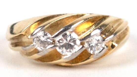 Ring, 585er GG, diagonal gerippter Ringkopf besetzt mit 3 Brillanten von zus. ca. 0,38 ct., ges. 5,17 g, RG 51 - photo 1