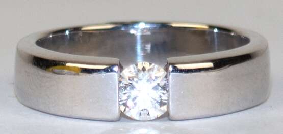 Brillant-Ring, 750er WG, mit Solitär W/P1 von 0,5 ct., punziert, ges. 10,1 g, RG 58,5 - photo 1