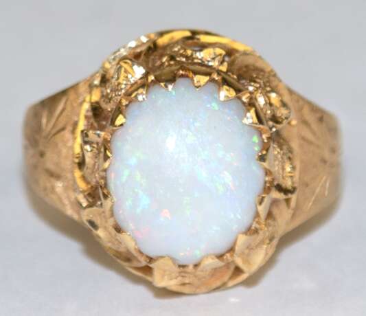 Ring, 750er GG, durchbrochen gearbeiteter Ringkopf besetzt mit Opal-Cabouchon (geprüft), ges. 5,52 g, RG 53 - фото 1