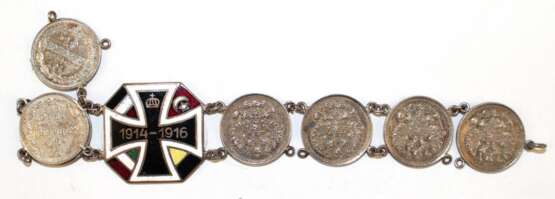 Russisches Silberarmband mit 10 Kopeken-Münzen 1910/13/14/15, mittig emaillierte Plakette 1914-16, unvollständig, L. 16 cm - Foto 1