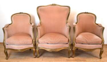 3 Bergèren, Frankreich um 1900, Holzgestell mit Goldbronze gefaßt, altrosa Bezugsstoff, lose Sitzkissen, Gebrauchspuren, 2x 91x65x58 cm und 109x75x72 cm